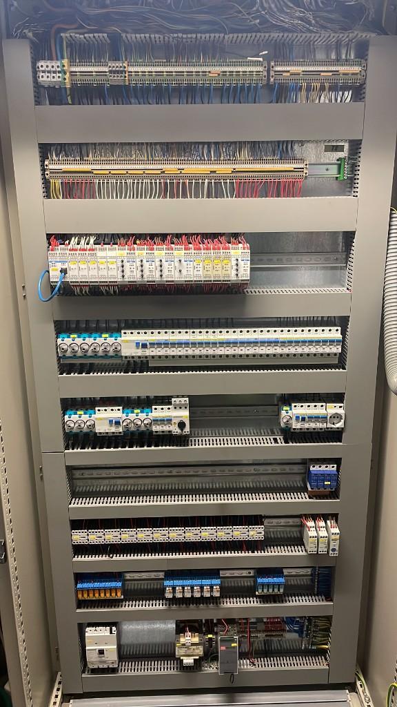 Professionell verdrahteter Schaltschrank mit Reihenklemmen und Sicherungen